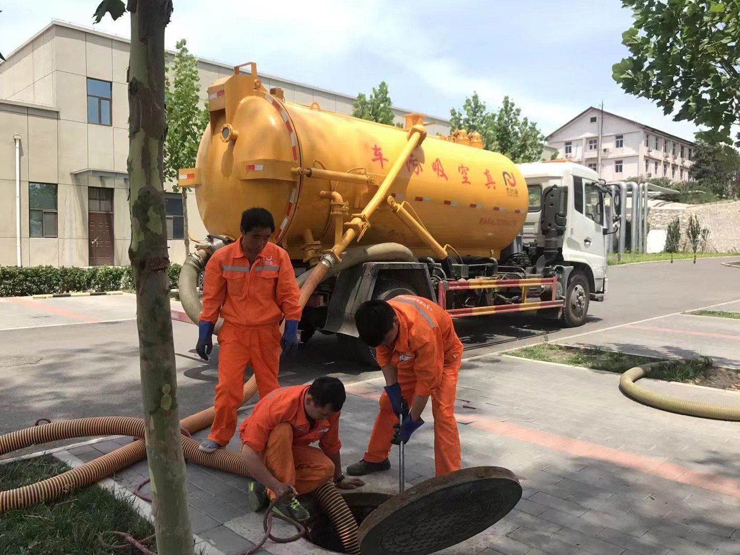 张掖管道疏通车停在窨井附近