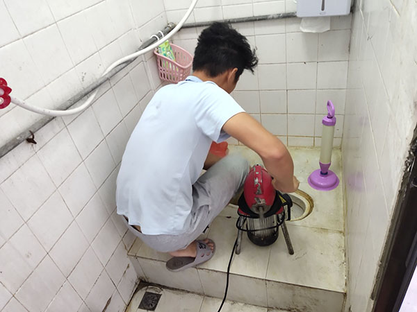 张掖管道堵塞冒臭气 专业师傅现场解决问题