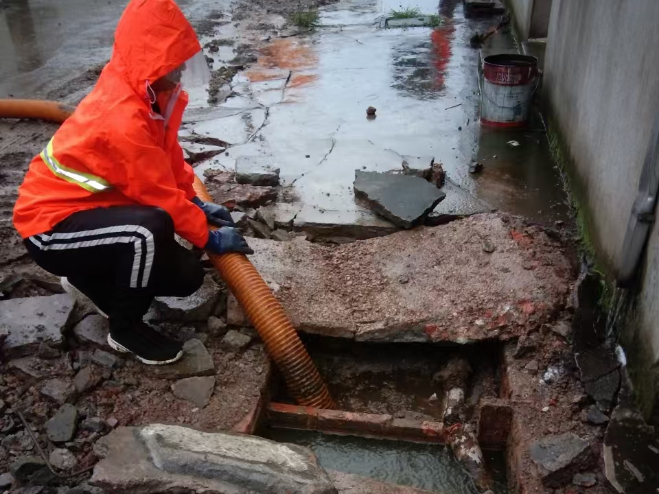 张掖专业清理污水池 炜誉市政以规范流程守护城市 “肠道”