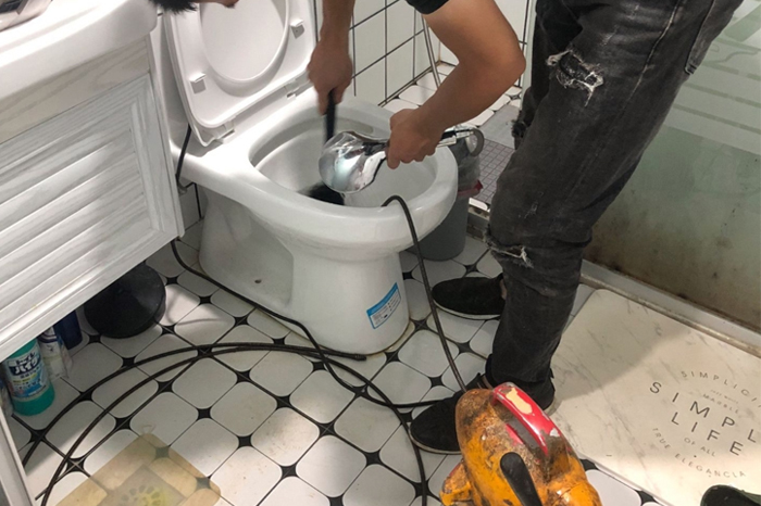 张掖马桶堵塞自己疏通还是找师傅？专业上门服务让你省时更省心