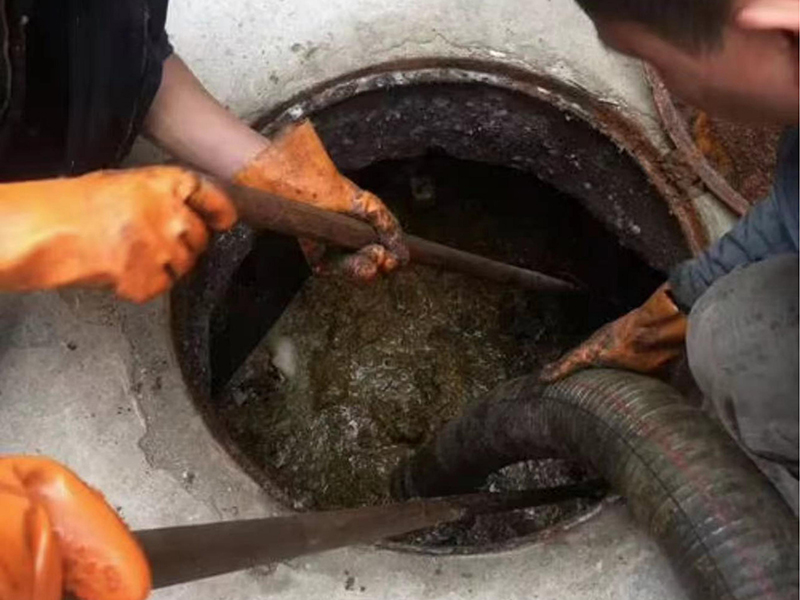 张掖清理化粪池时如何避免沼气的危害？